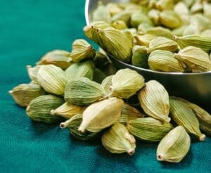 Herrlich aromatischer Kardamom angerichtet in einer Schale