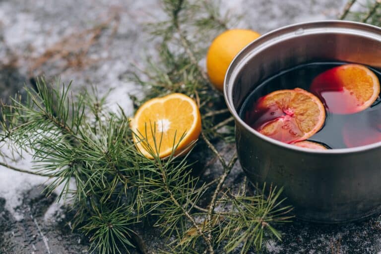 Ein rustikaler Glühwein, gekocht draußen in der natur.