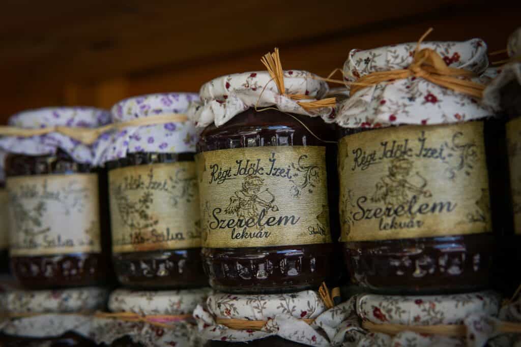 Viele Gläser eingekochte Marmelade, mit einem Schönen vintage Etikett, auf einem Regal